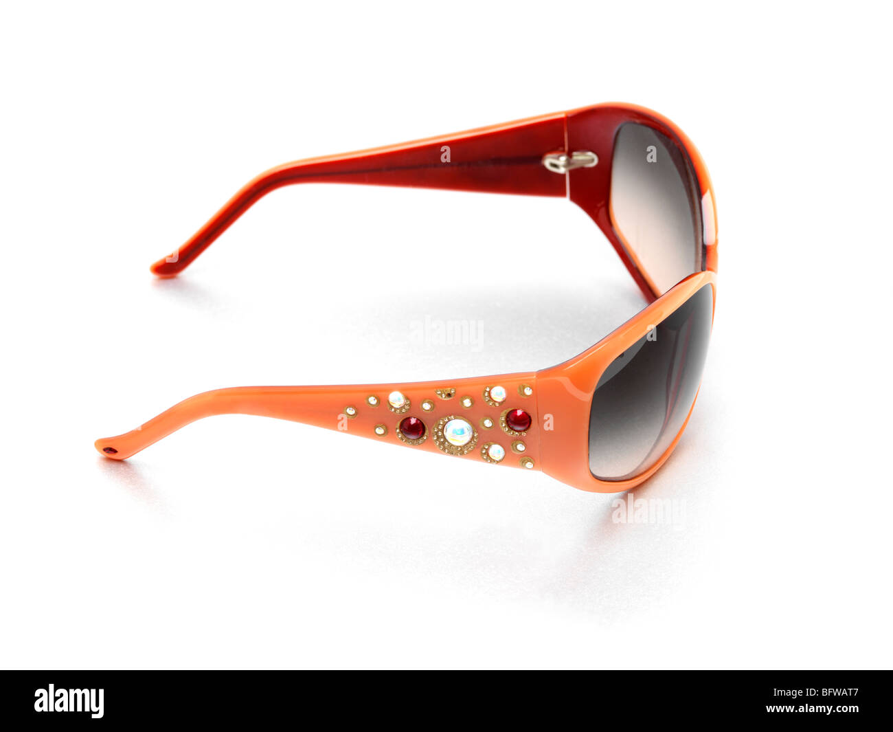 Coole Designer Judith Leiber – Sonnenbrille in Orange mit Diamanten Stockfoto