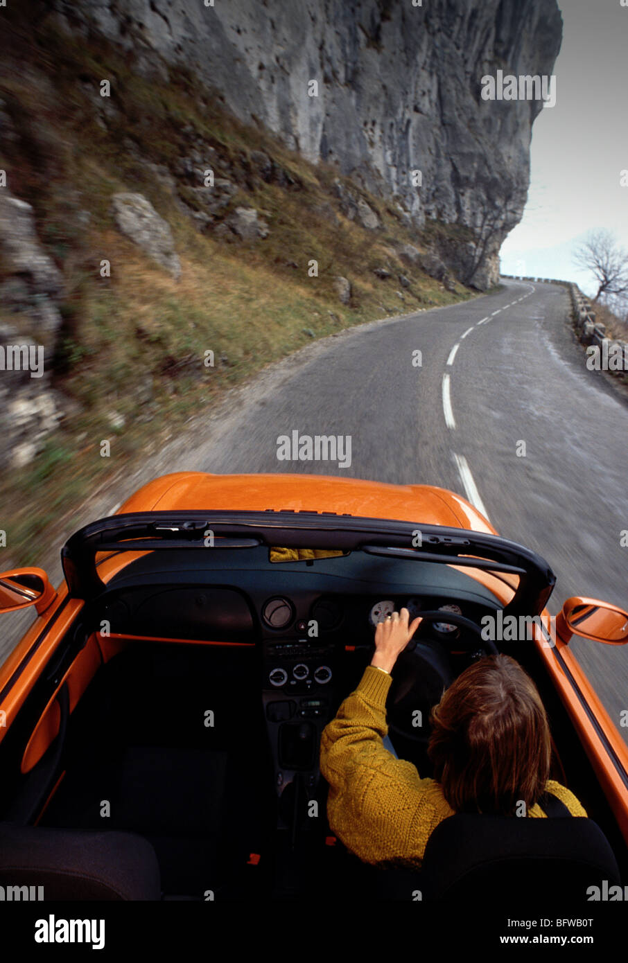Fiat Barchetta Fahrt auf einer Straße in den französischen Alpen. Stockfoto