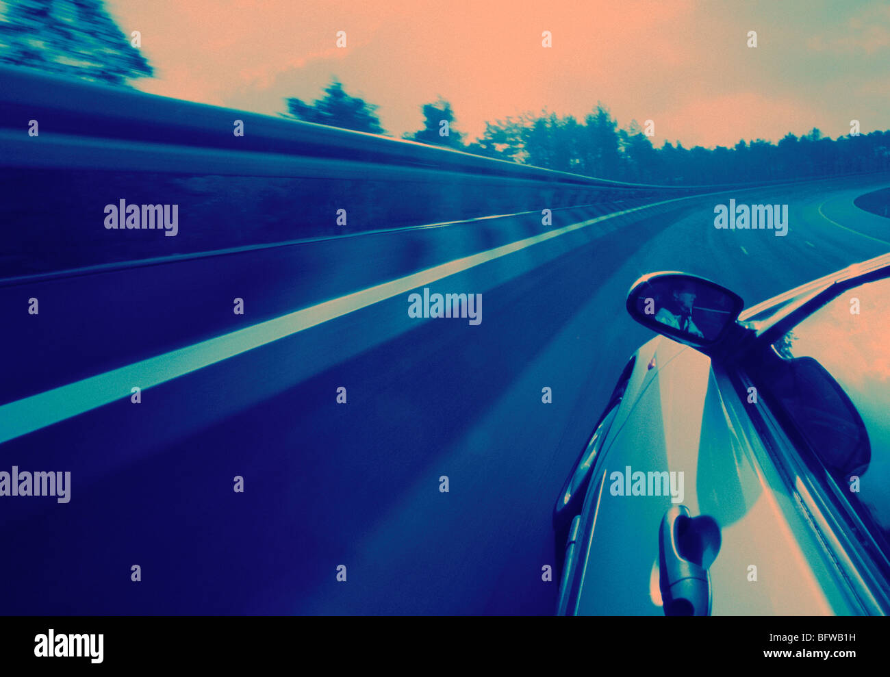 Ford Focus. Fahren auf der Autobahn. Überqueren Sie verarbeitete Bild Stockfoto