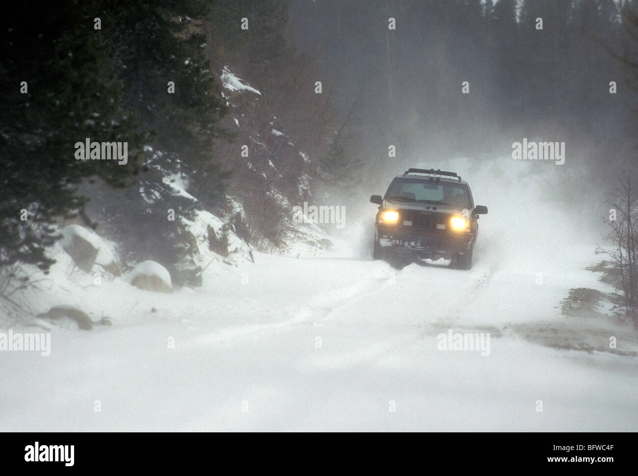 Jeep in einem Schneesturm. Stockfoto