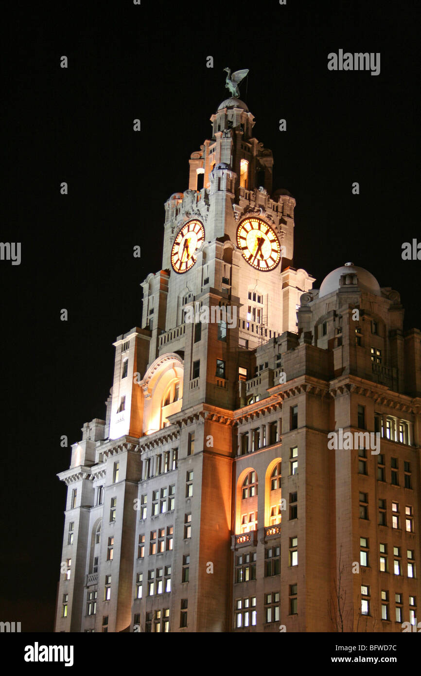 Das Royal Liver Building bei Nacht, Pier Head, Liverpool, Merseyside, England Stockfoto