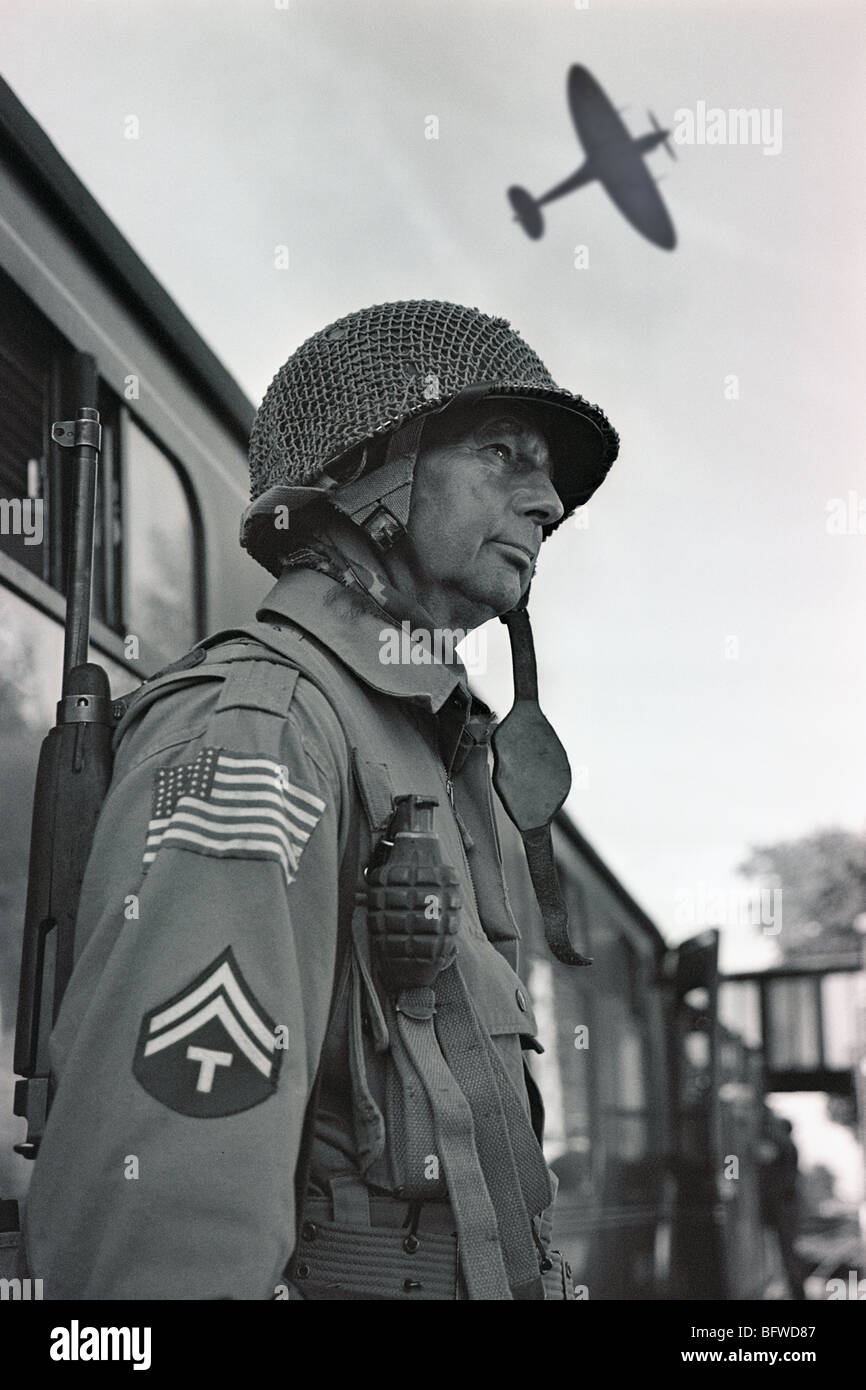 Weltkrieg zwei amerikanische GI stehen am Bahnhof Bahnsteig (Member of Re-Enactment Group bei der 1940er Jahre Fayre) Stockfoto