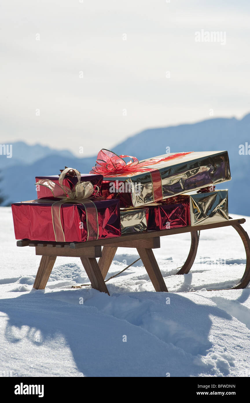 Schlitten Sie mit Geschenken in Schneelandschaft Stockfoto
