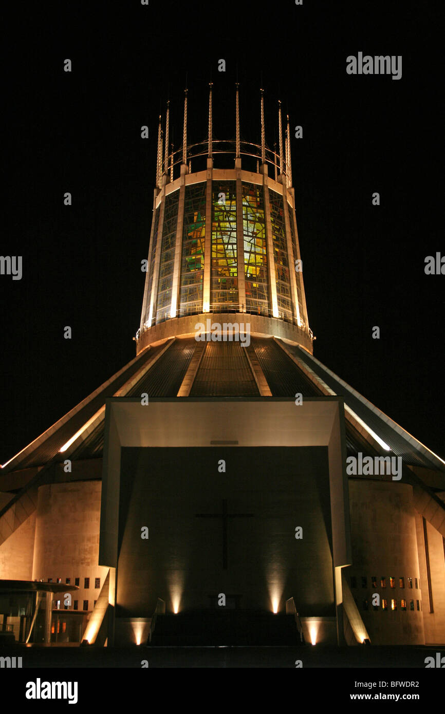 Die Liverpool Metropolitan Cathedral of Christ the King bei Nacht Merseyside, UK Stockfoto