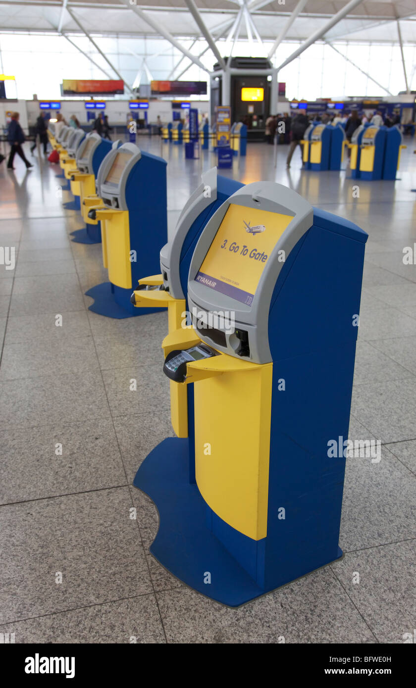 Self-service Check-in Automaten am Flughafen London Stansted Stockfoto