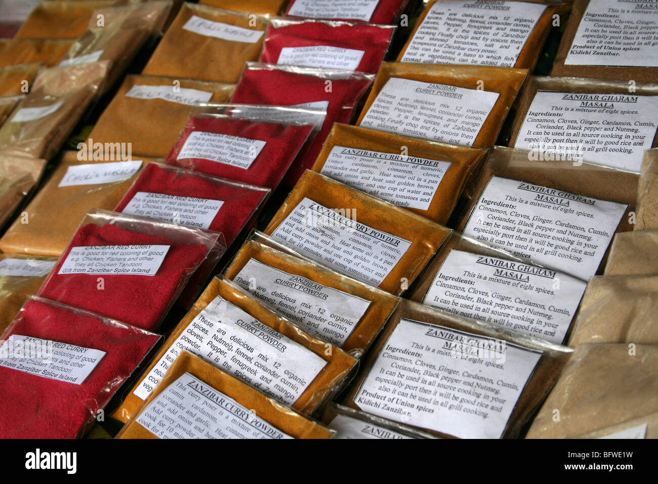 Reihen von Gewürzen genommen bei einem Spice Farm, Bububu, Zanzibar Stockfoto