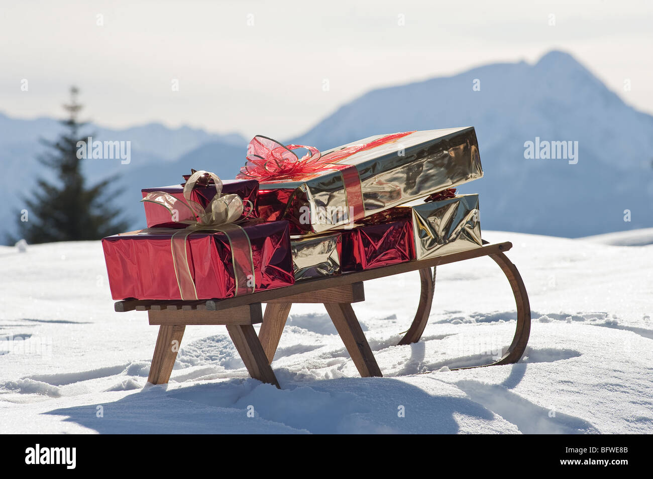 Schlitten Sie mit Geschenken in Schneelandschaft Stockfoto