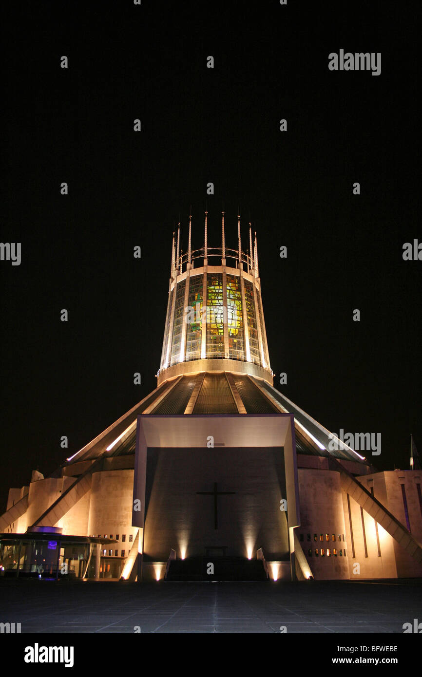 Die Liverpool Metropolitan Cathedral of Christ the King bei Nacht Merseyside, UK Stockfoto