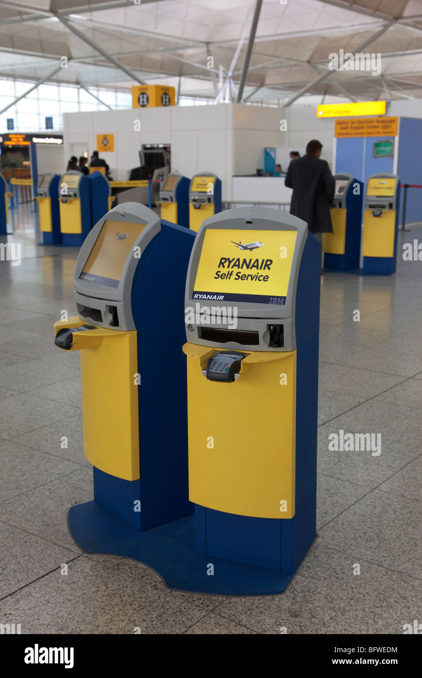 Self-service Check-in Automaten am Flughafen London Stansted Stockfoto
