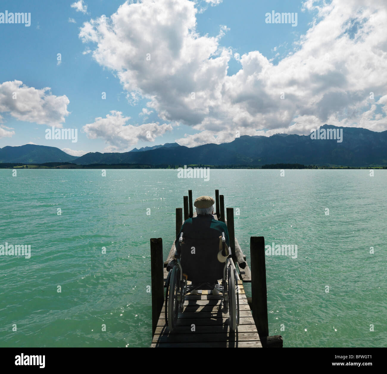 Ältere Mann im Rollstuhl See Stockfoto