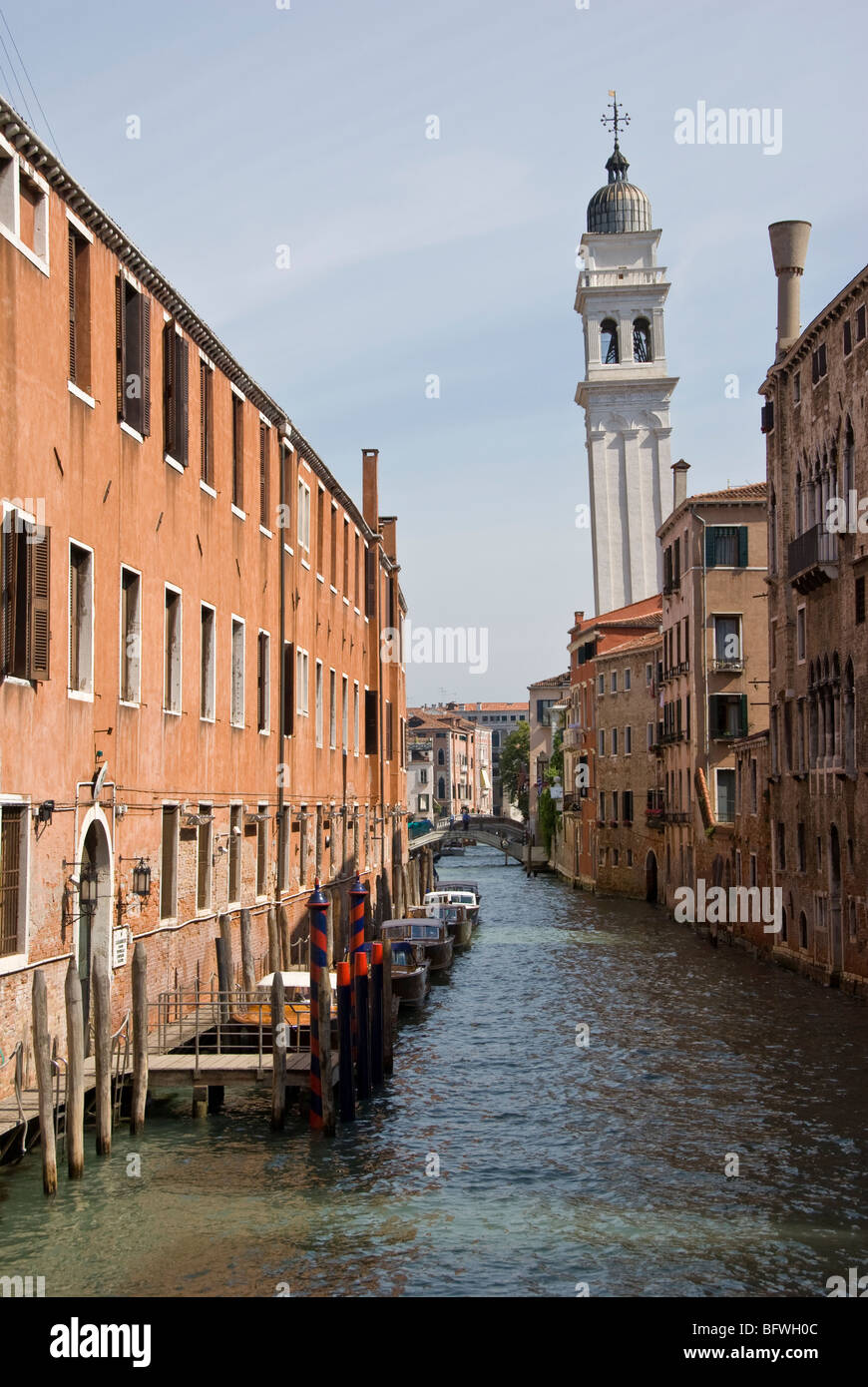 Eines der vielen Kanäle in Venedig mit Turm von San Giorgio dei Greci im Hintergrund Stockfoto Eines der vielen Kanäle in Venedig mit Turm von San Giorgio dei Greci im Hintergrund Stockfoto