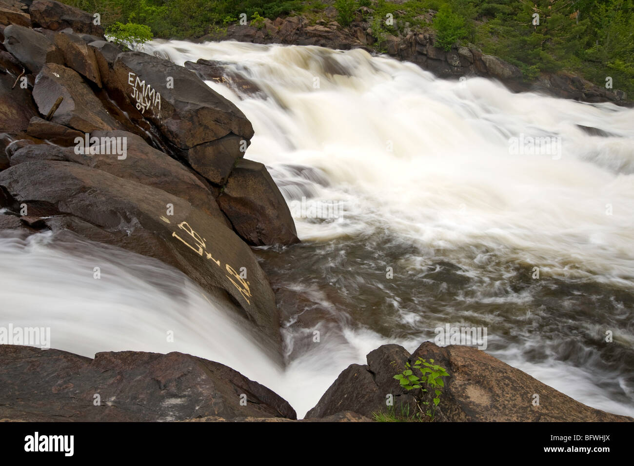 Stromschnellen und stehende Wellen im Onaping Fluss über Wasserfall, Greater Sudbury, Ontario, Kanada Stockfoto