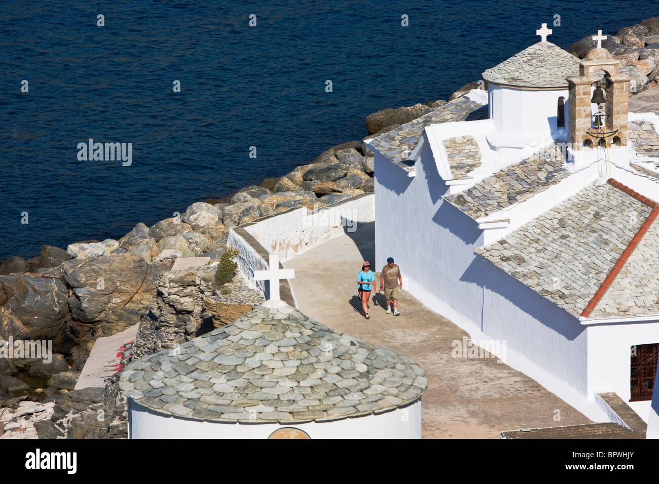 Touristen, die zu Fuß von der griechisch-orthodoxen Kirche auf Skopelos Insel Griechenland Stockfoto