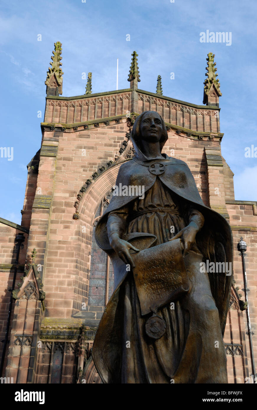 Statue der Dame verfügt außerhalb Stiftskirche St. Peterskirche, Wolverhampton, West Midlands, England, UK Stockfoto