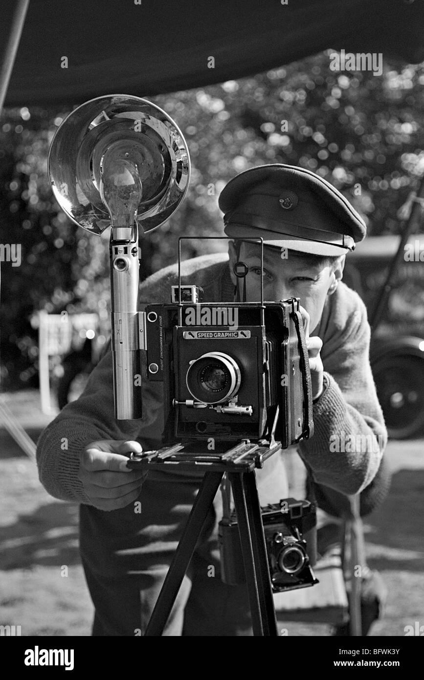 Speedlite Grafik 5 x 4' Kamera im Einsatz bei der 1940er Jahre Fayre auf die North Norfolk Railway Stockfoto