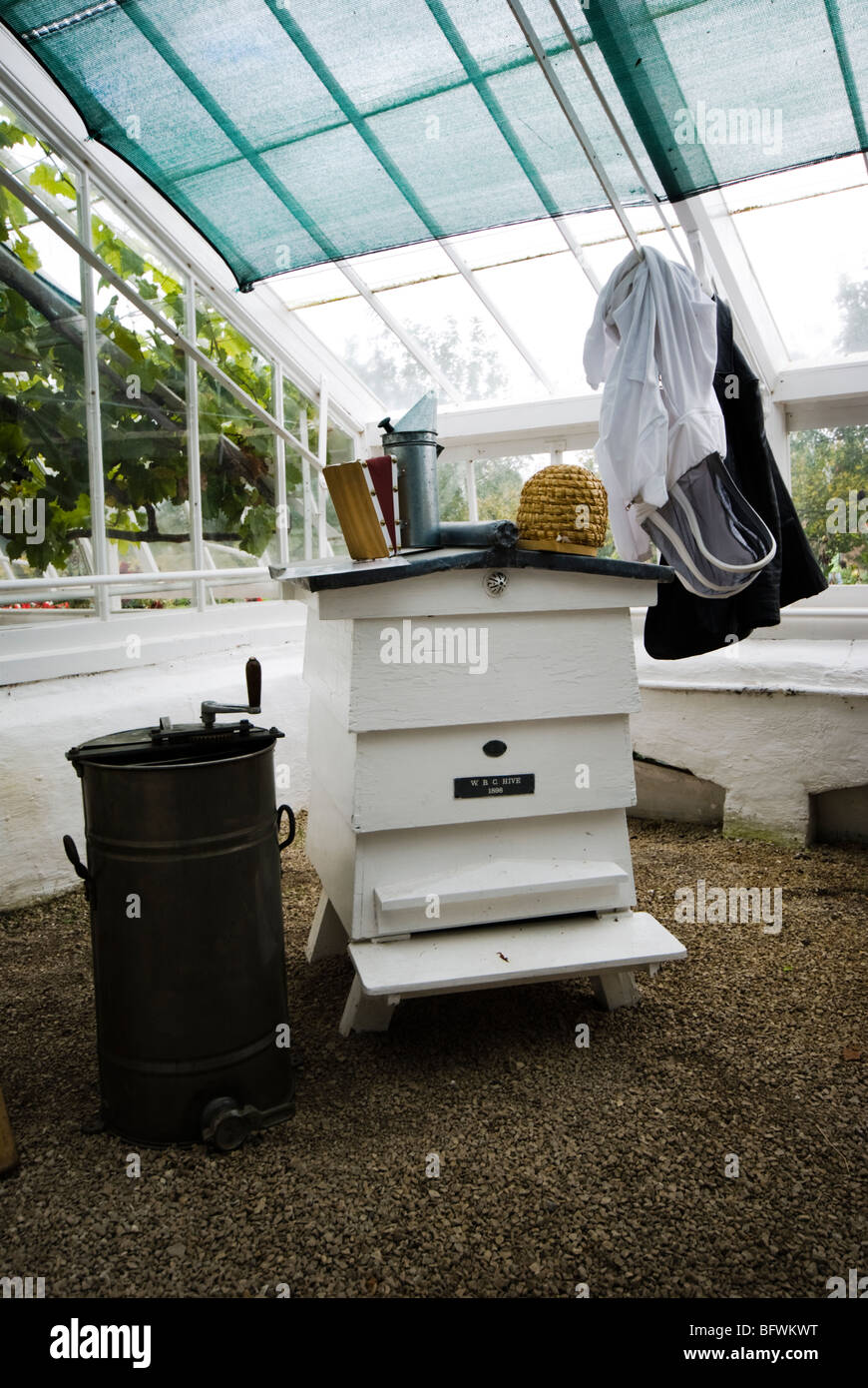 Imkerausrüstung einschließlich Bienenstock, zentrifugalen Honigschleuder und Anzug. Stockfoto