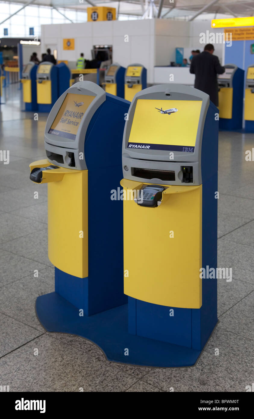 Self-service Check-in Automaten am Flughafen London Stansted Stockfoto