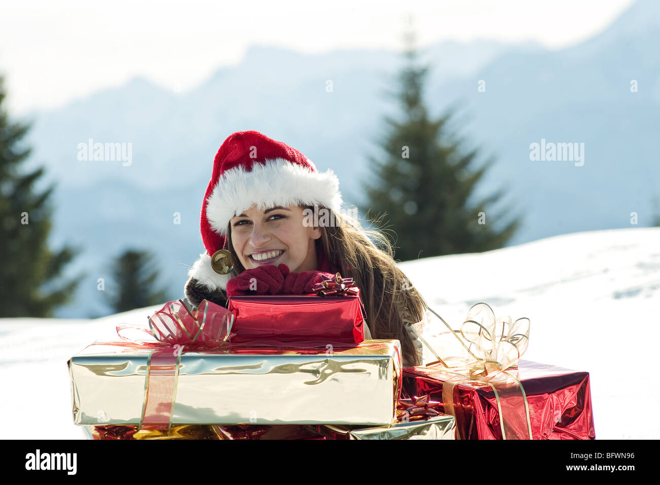 Junge Frau mit Weihnachten präsentiert im Winter-Szene Stockfoto