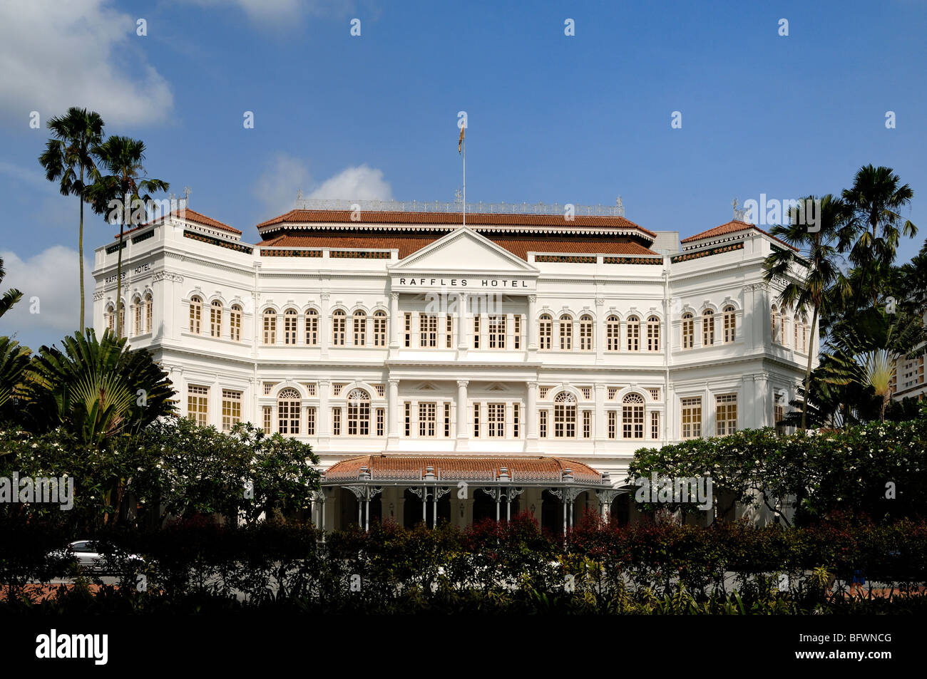 Raffles Hotel, Haupteingang & Fassade am Strand Road, Singapur Stockfoto