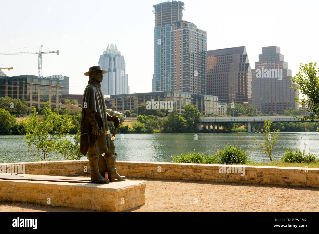 Skyline von Austin mit Statue von Stevie Ray Vaughn in der Forground. Stadt Lake(Lake Lady Bird) Wanderung/Radweg entnommen Stockfoto