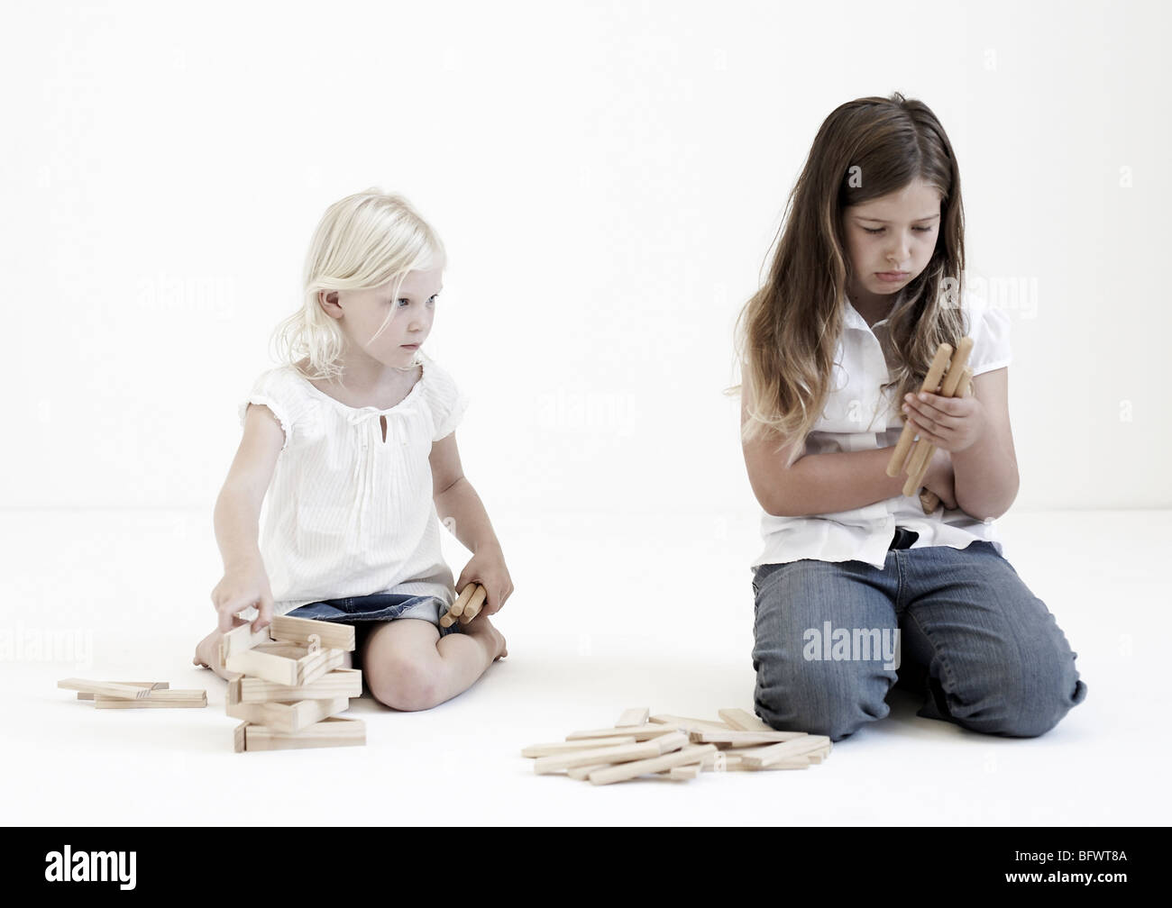 Junge Mädchen spielen mit Bausteinen Stockfoto