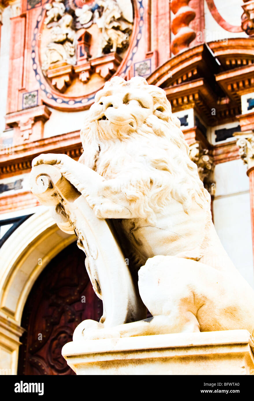 Malaga, Provinz Malaga, Costa Del Sol, Spanien. Statue des Löwen vor der Kathedrale. Stockfoto