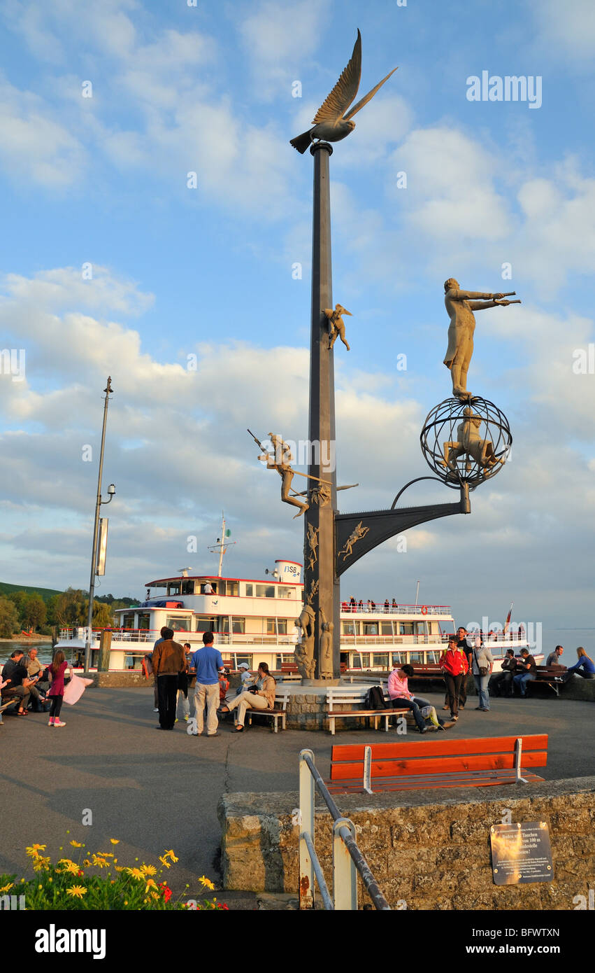 Meersburg Hafen mit der Magische Säule (magische Spalte), Kunstwerk des Bildhauers Peter Lenk, Baden-Württemberg, Deutschland Stockfoto