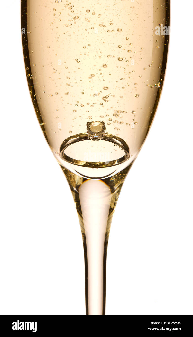 Verlobungsring in Glas Champagner Stockfoto