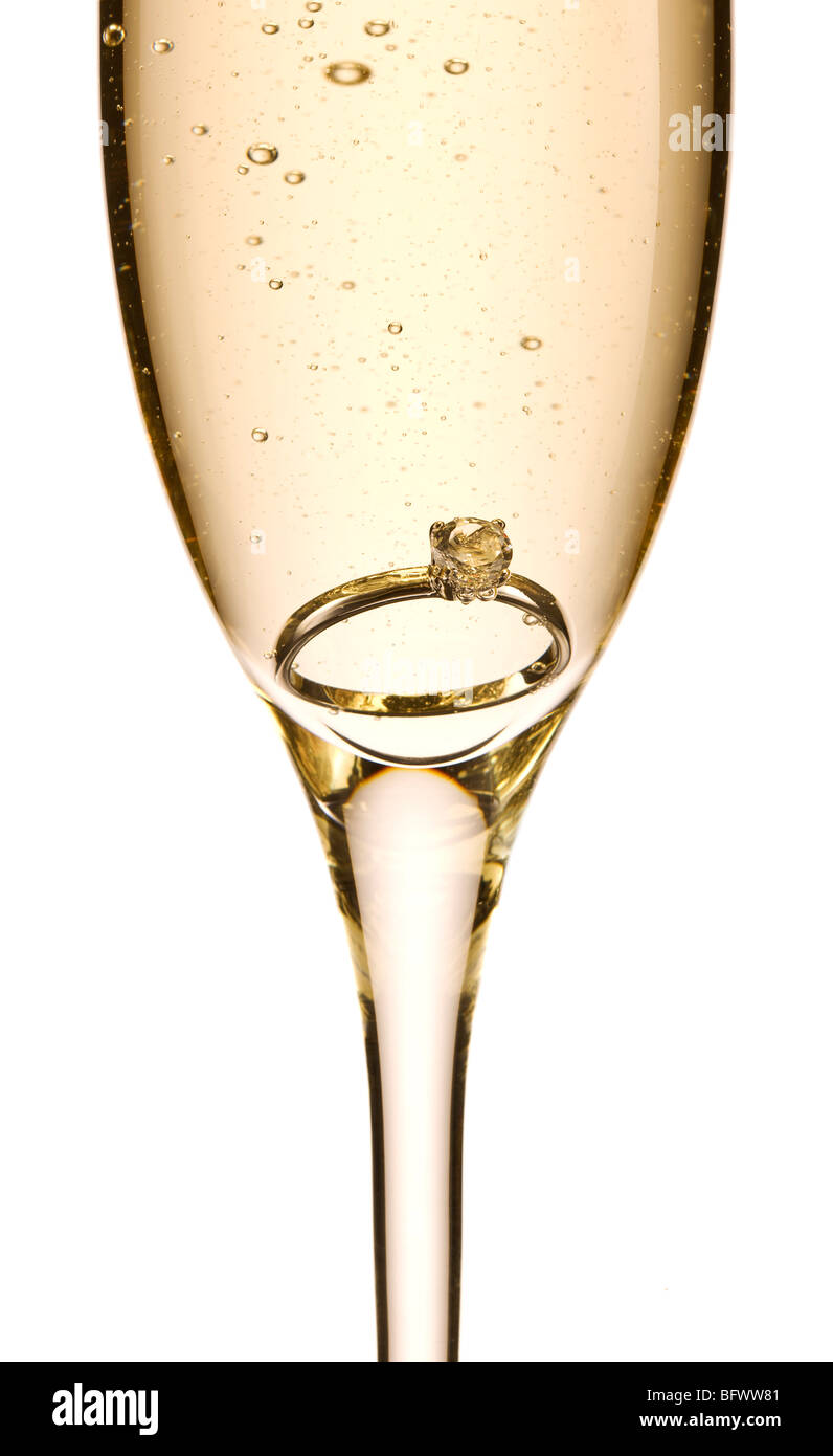 Verlobungsring in Glas Champagner Stockfoto