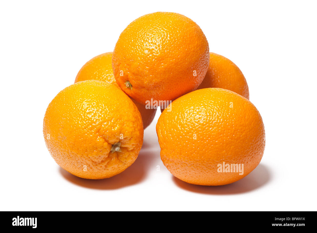 frische Orangen auf weißem Hintergrund Stockfoto