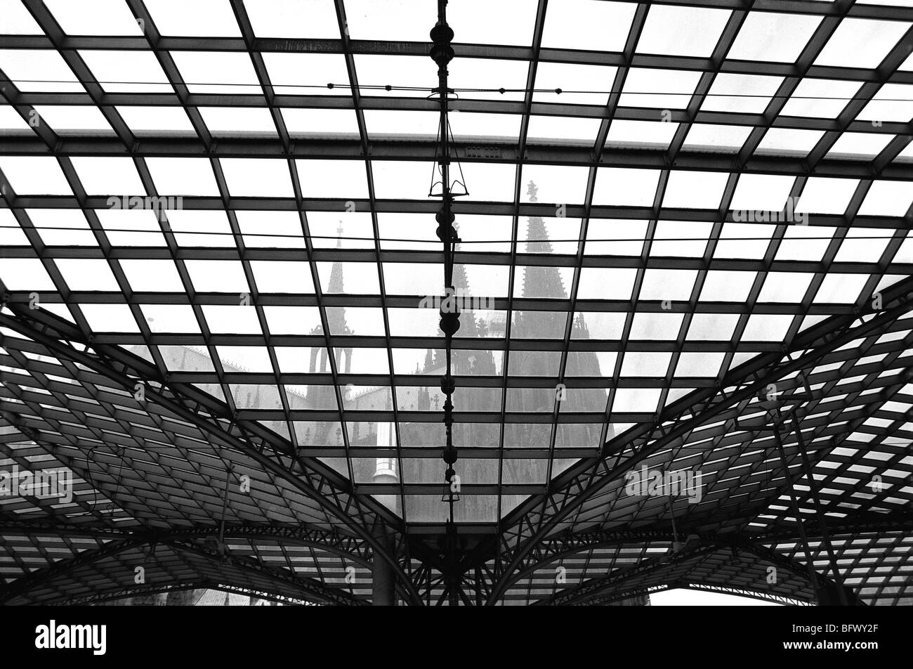 Kölner Dom durch transparente Dach Stockfoto