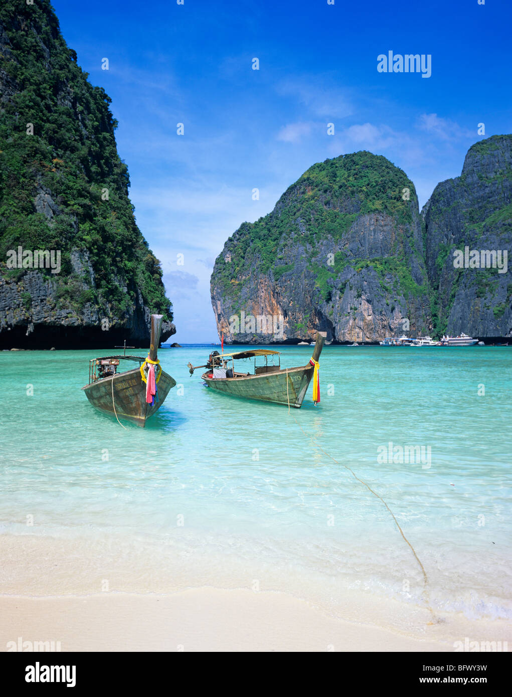 Longtail Boote an den Strand von Koh Phi Phi Le (bekannt aus dem Film The Beach), Maya Bay, Thailand, Südostasien Stockfoto