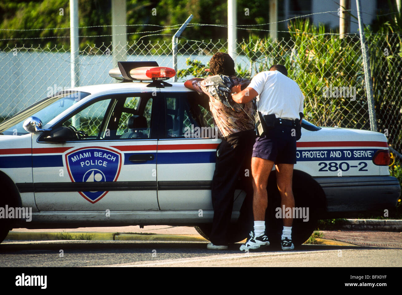 Ein Polizist in Miami Beach sucht einen Verdächtigen in Miami, Florida Stockfoto