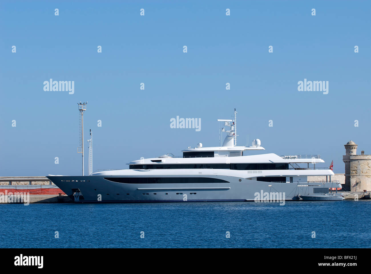 Luxus Yacht im Hafen verankert Stockfoto