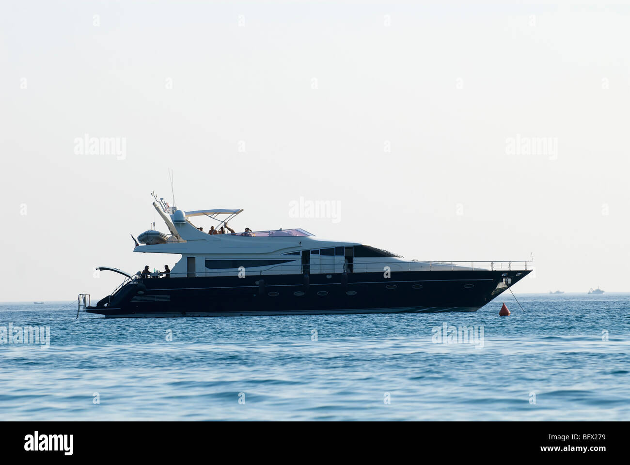 Luxus-Yacht in der Bucht verankert; Riva 80 Oper Stockfoto