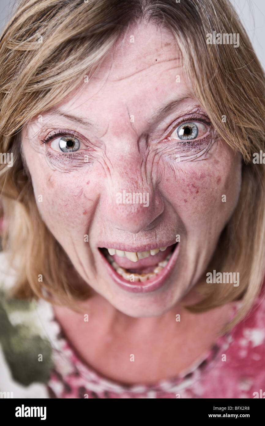 Schuss von einem Senior Lady schreien in die Kamera Stockfoto