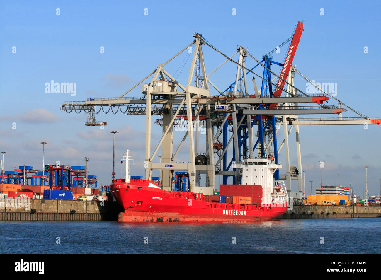 Containerschiff im Hafen von Hamburg, Deutschland. Stockfoto