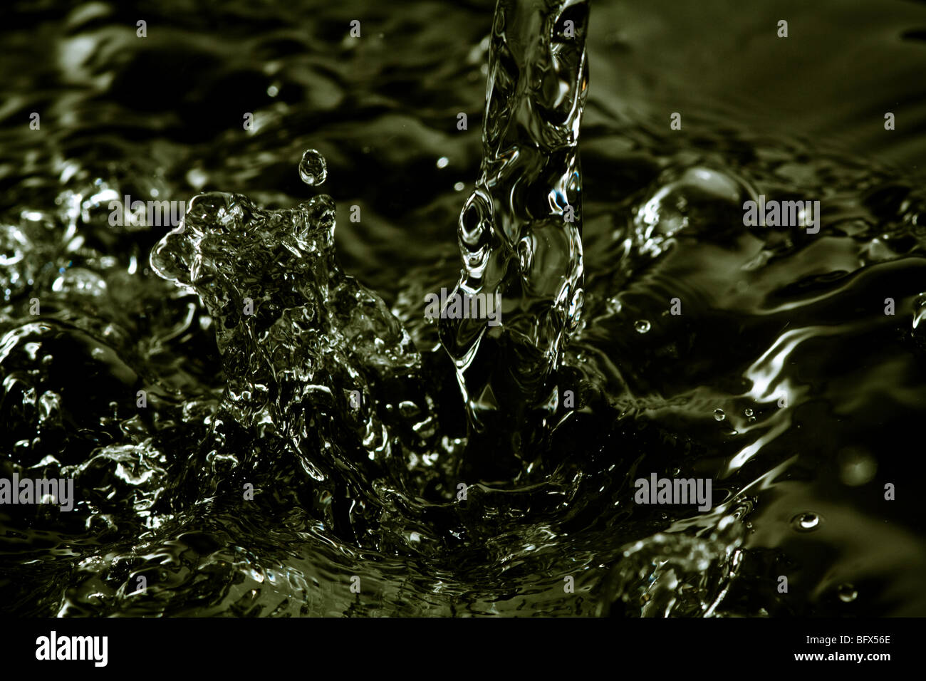 Wasser Tropfen Bewegung dunkle Nahaufnahme Makro Welligkeit Einfrieren Stockfoto