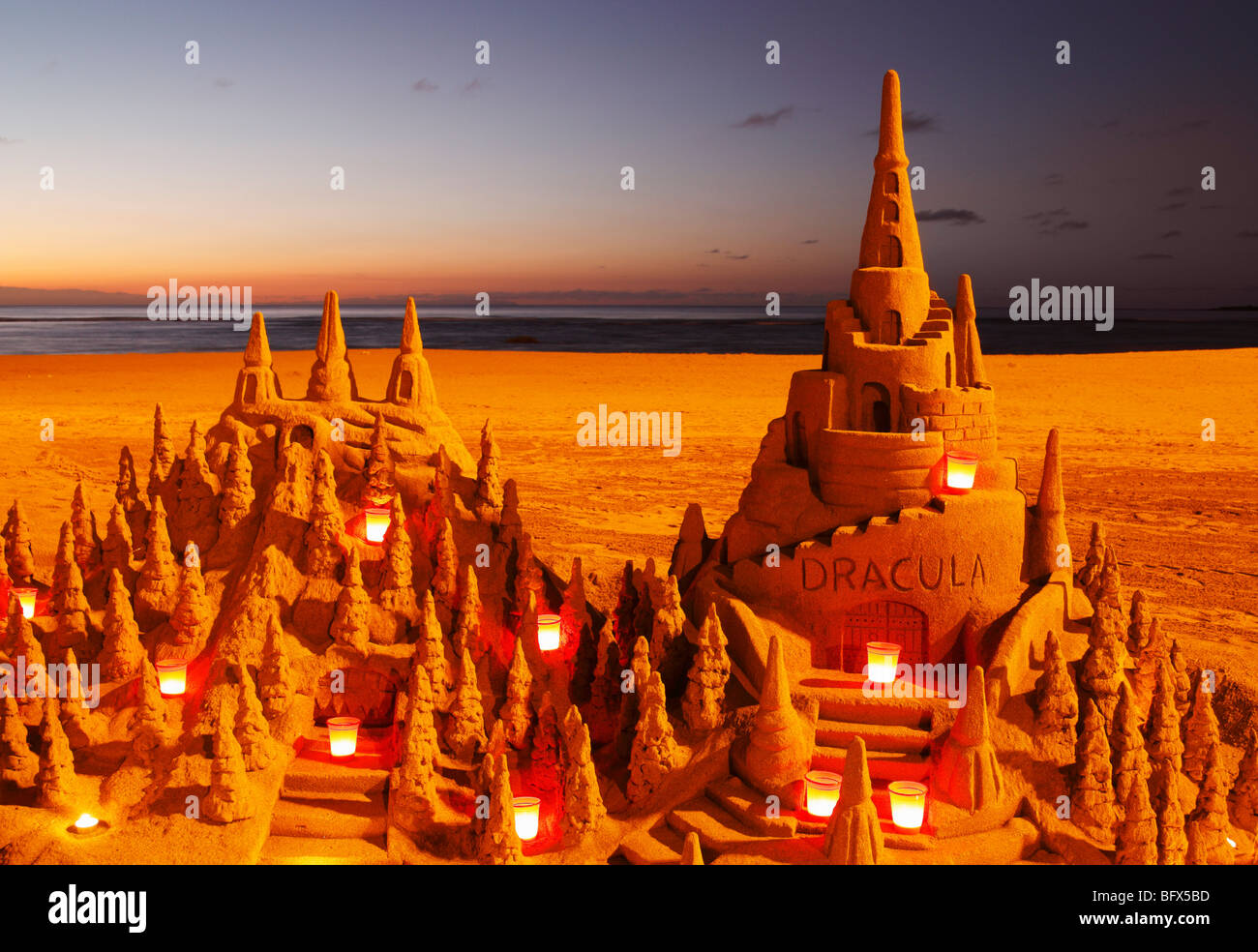 Sand Skulptur von Draculas Schloss am Strand in Spanien Stockfoto