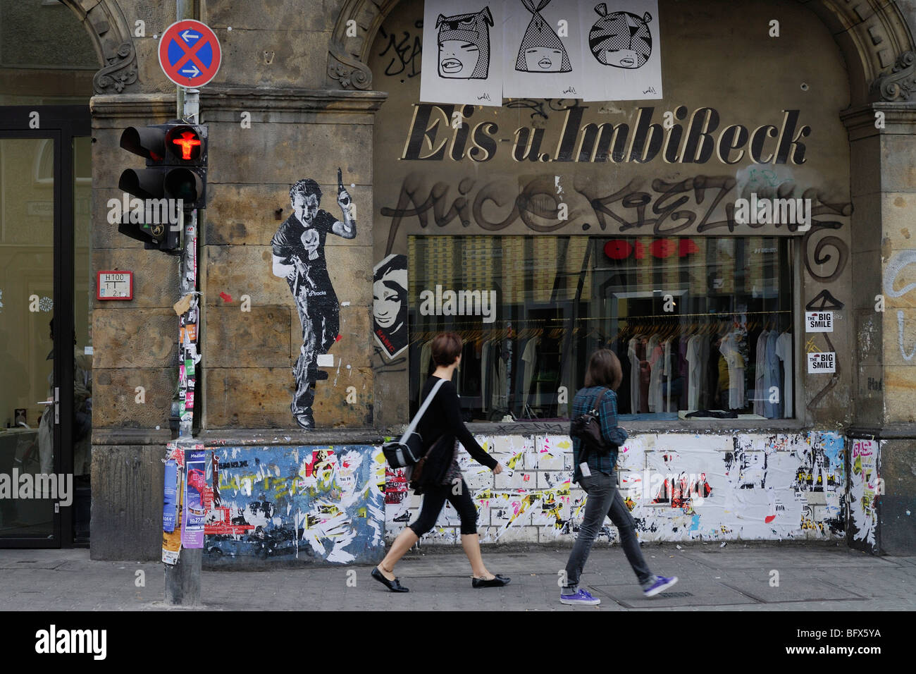 Berlin. Deutschland. Altmodische Signwriting, Graffiti & Straße Kunst am Rosenthaler Strasse Mitte. Stockfoto