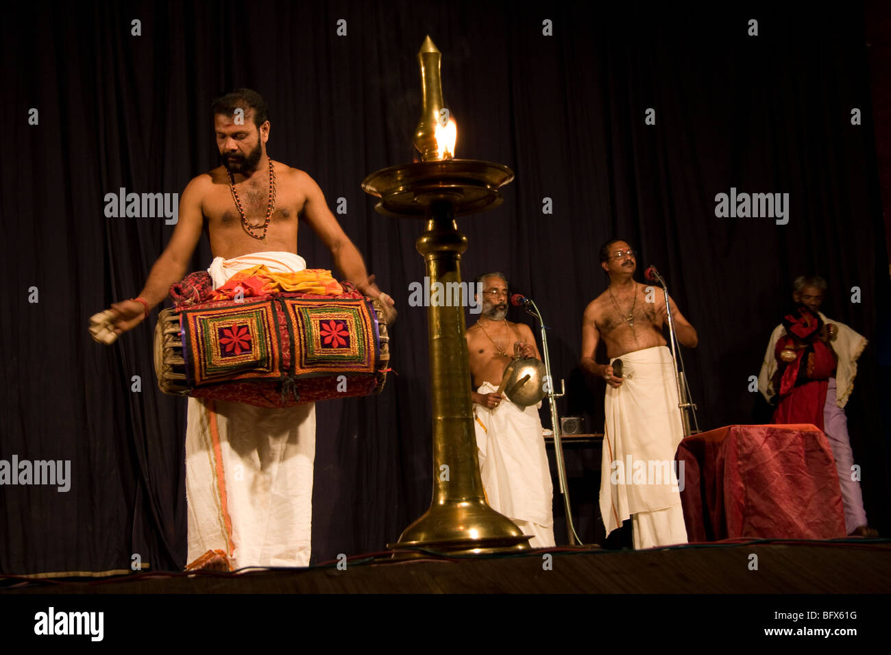 Ein Schlagzeuger begleitet eine Kathakali Geschichte-Theaterstück, in einem Theater in Trivandrum, Kerala. Stockfoto