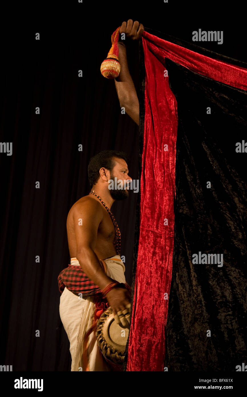 Ein Schlagzeuger begleitet eine Kathakali Geschichte-Theaterstück, in einem Theater in Trivandrum, Kerala. Stockfoto