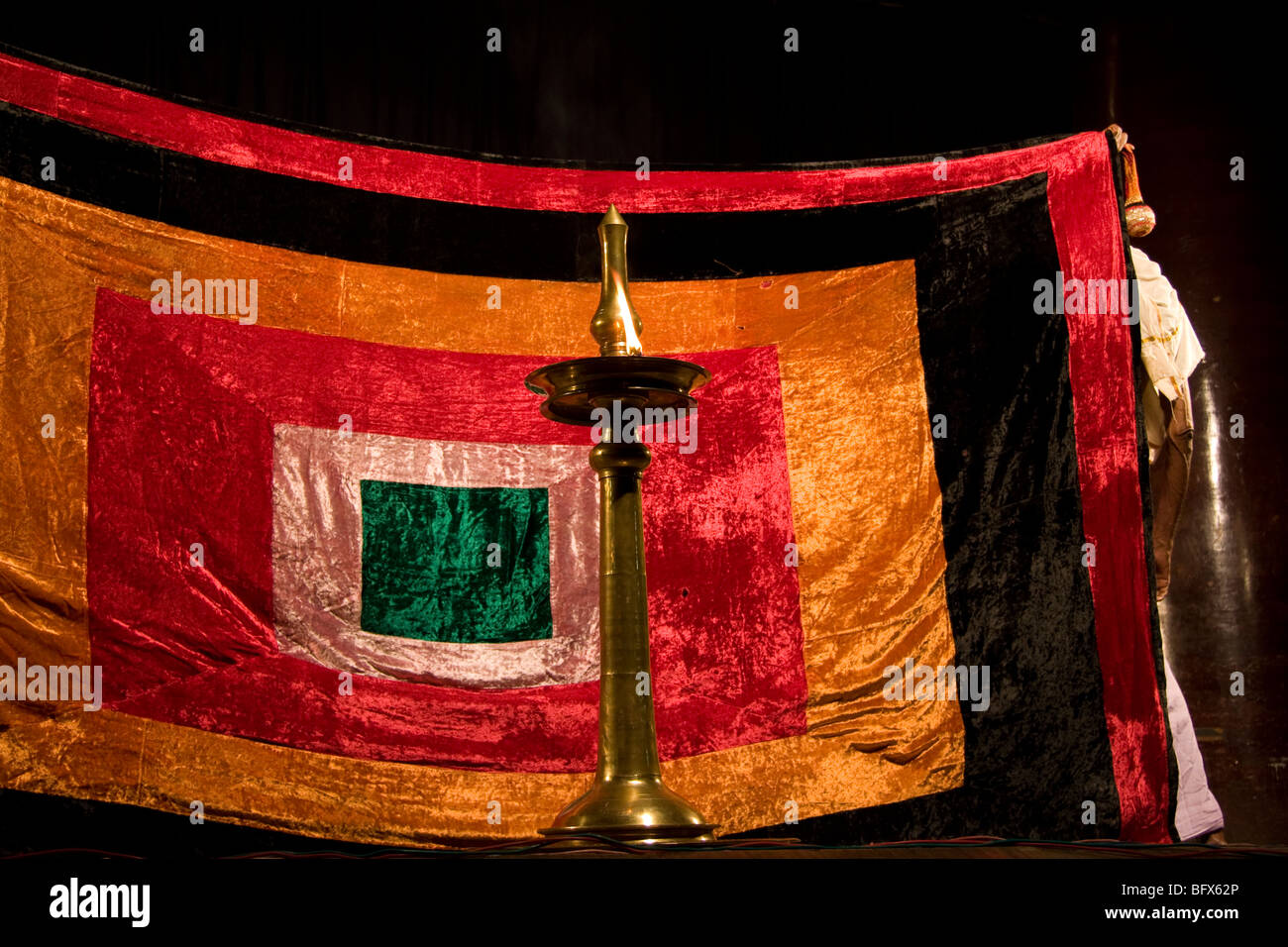 Der Vorhang soll auf eine Kathakali Geschichte-Theaterstück, in einem Theater in Trivandrum, Kerala aufgehoben werden. Stockfoto