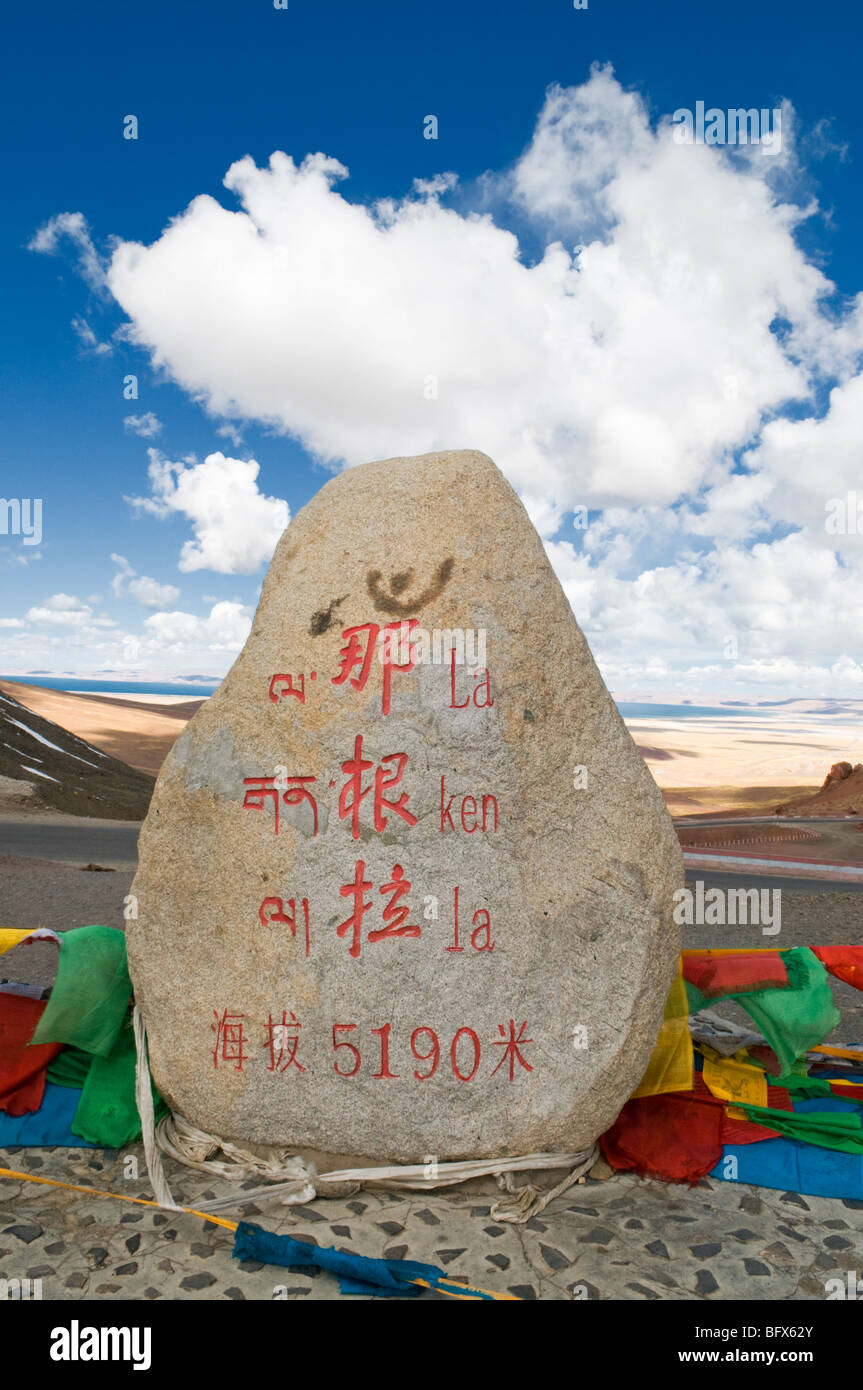 Der Stein Marker bei La Ken La 5190 Meter auf der Straße an entfernten Nam Tso See Tibet übergeben Stockfoto