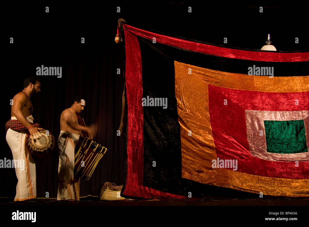Zwei Trommler begleiten eine Kathakali Geschichte-Theaterstück, in einem Theater in Trivandrum, Kerala. Stockfoto