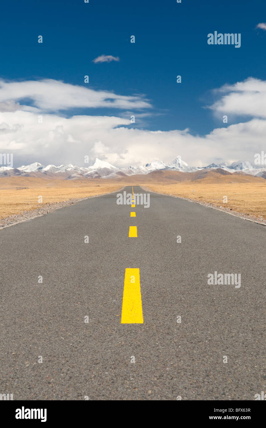 Autobahn über das Hochland von Tibet, Tibet. Stockfoto