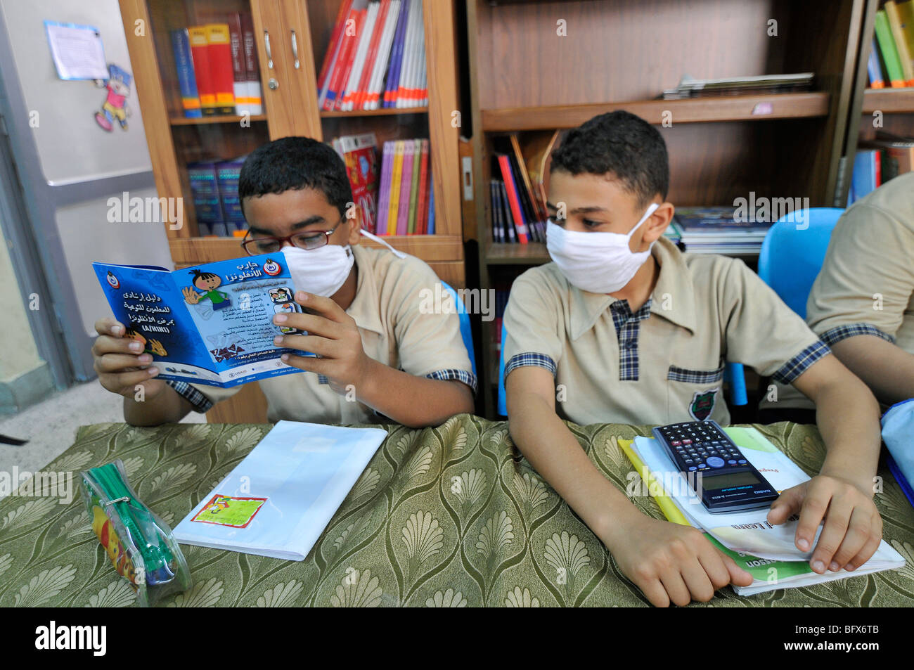 An den Schulen in Ägypten haben sie Klassen über die Schweinegrippe als Präventionsmaßnahme, Broschüren und Plakate Stockfoto