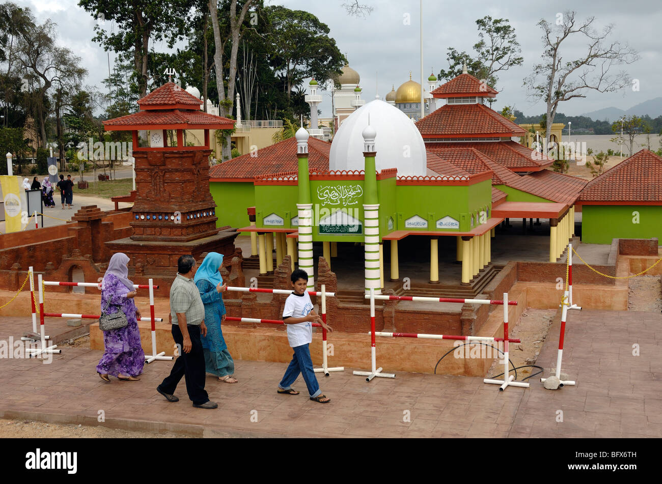 Malaysische Familie und Modell der Menara Kudus Moschee, alias Al-Aqsha Moschee (Java, Indonesien) im Themenpark Islamische Zivilisation, Kuala Terengganu, Malaysia Stockfoto