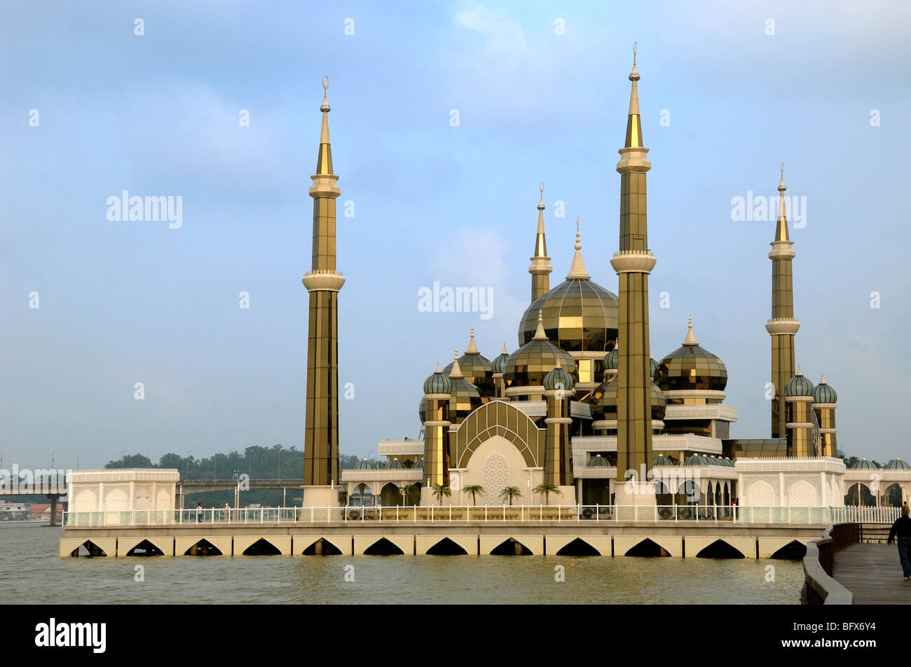 Minarette und Kuppeln der durchsichtigen Kristallmoschee oder Masjid Kristal, die auf Stelzen am Terengganu-Fluss, Kuala Terengganu, Malaysia, errichtet wurde Stockfoto