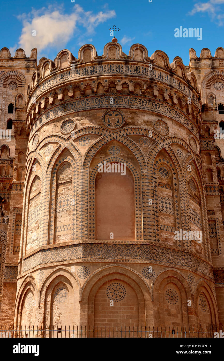Norman Periode außen von der Aspe mit eingelegten Mauerwerk und abgerundeten Zinnen, die Kathedrale von Palermo, Sizilien Stockfoto